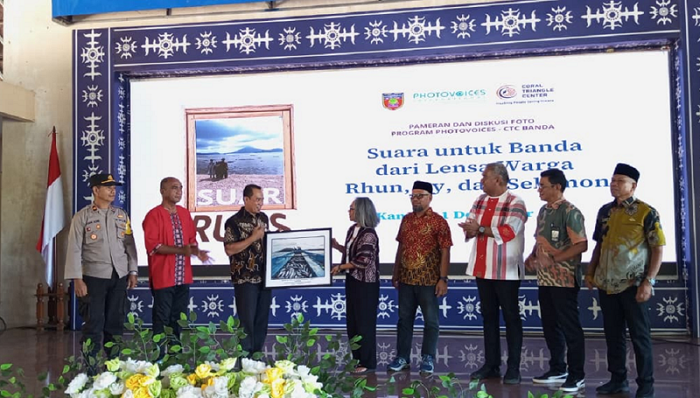 Pameran dan diskusi foto bertema “Suar Ruas”, di Baileo Ir. Soekarno, Masohi, Maluku Tengah, pada Kamis (11/12).