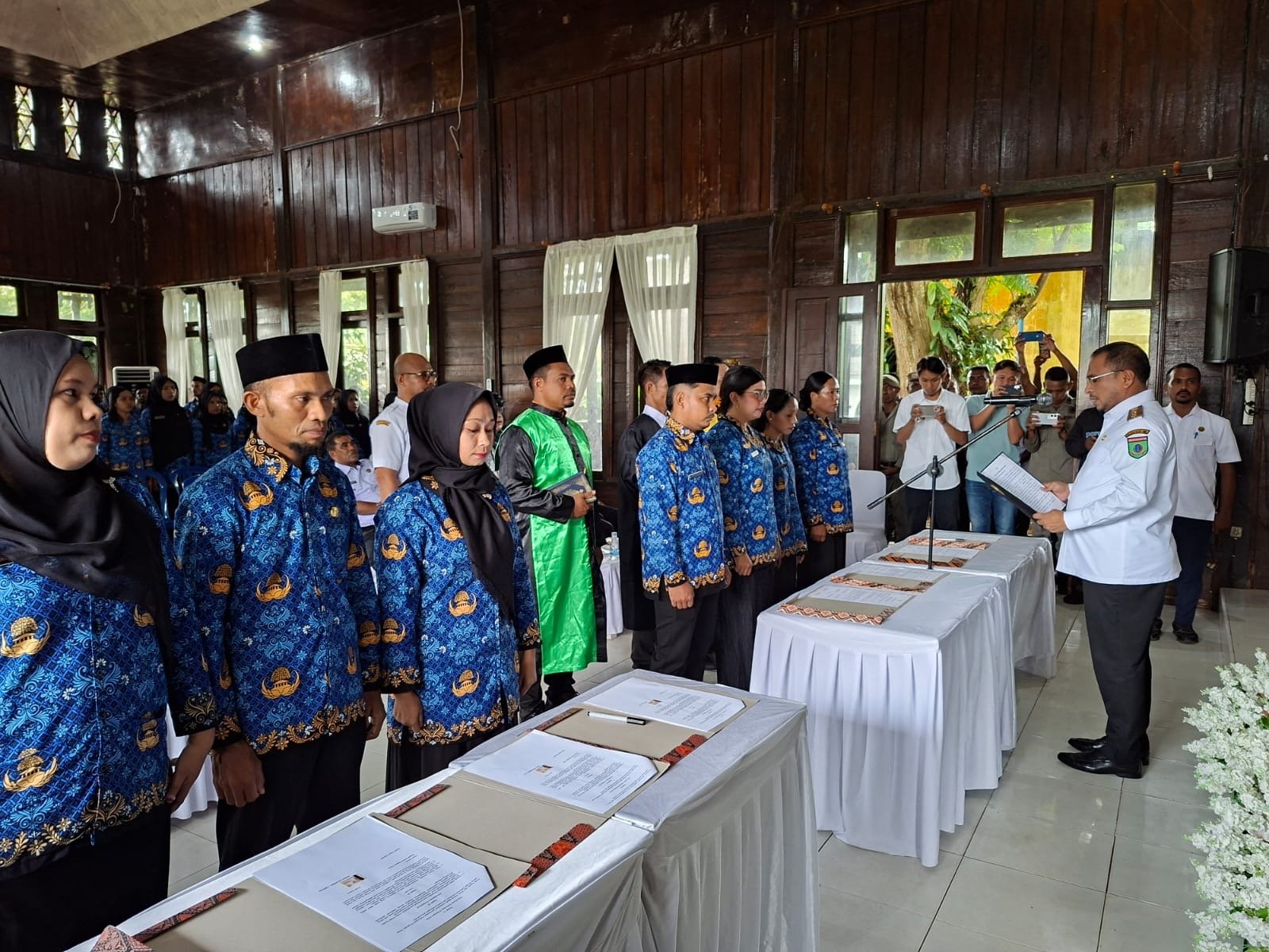 Bupati SBT, Fachri Husni Alkatiri resmi melantik sebanyak 159 PPPK Tahap II formasi tahun 2024. (foto : Istimewa)