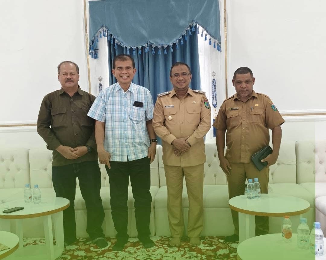 Pihak PT. SIM bertemu Bupati SBT Fachri Husni Alkatiri dan Plt Kepala Dinas Pertanian SBT Sofyan Waraiya. (foto : Istimewa)